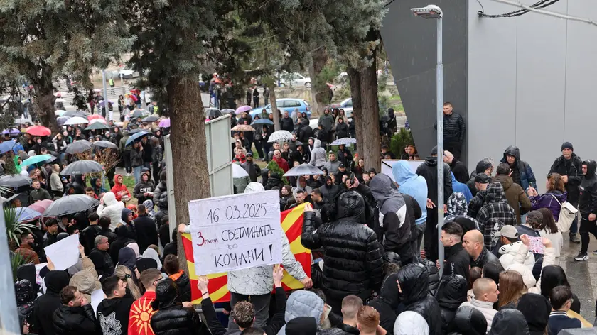 La protesta sotto il Municipio di Kocani lunedì in Macedonia del Nord. Foto Epa