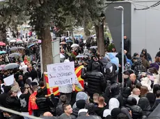 La protesta sotto il Municipio di Kocani lunedì in Macedonia del Nord. Foto Epa