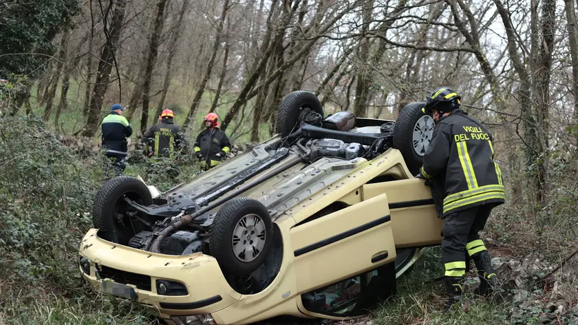 L'automobile uscita di strada a Conconello (Foto servizio e video Lasorte)