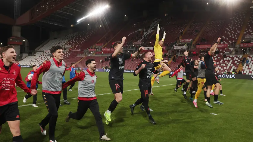 L'esultanza dei giocatori della Triestina sotto la Curva Sud del Rocco (Foto Lasorte)