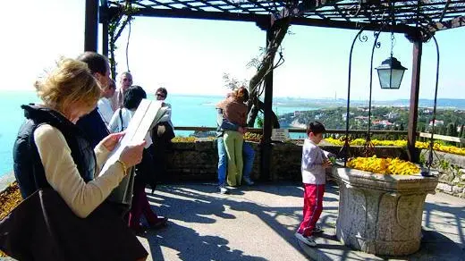 Turisti al castello di Duino, una delle mete più ambite nel comune carsico Foto Bruni