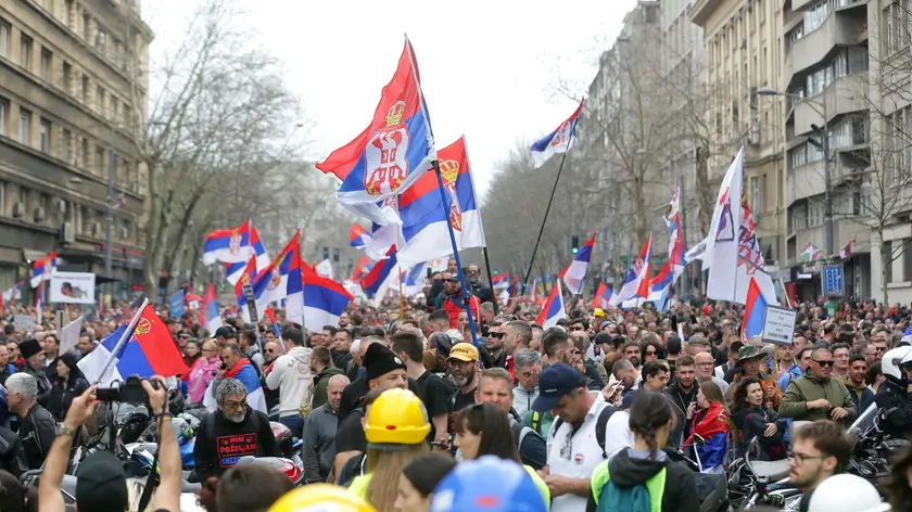 La manifestazione di protesta a Belgrado lo scorso sabato. (Foto Ansa Epa)