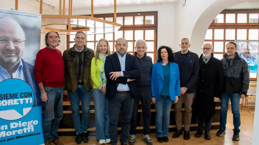 Il candidato sindaco del centrosinistra Diego Moretti con parte della squadra squadra Katia Bonaventura