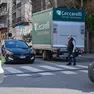 Un pedone alza la mano davanti all’ingorgo sulle strisce all’incrocio fra via Baiamonti e via Pirano (Silvano)