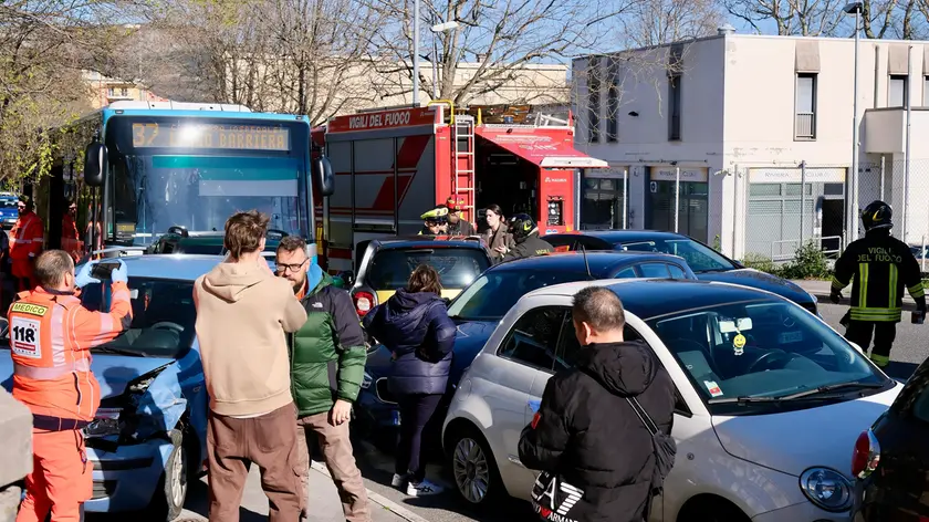 L'incidente che ha coinvolto un bus e diverse vetture in via Flavia (Silvano)