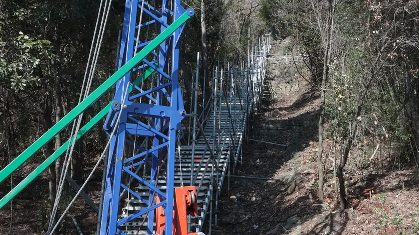 La scala realizzata per raggiungere il cantiere sulla linea ferroviaria Foto Lasorte