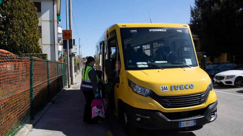 Lo scuolabus alla Battisti in una foto scattata martedì da katia Bonaventura