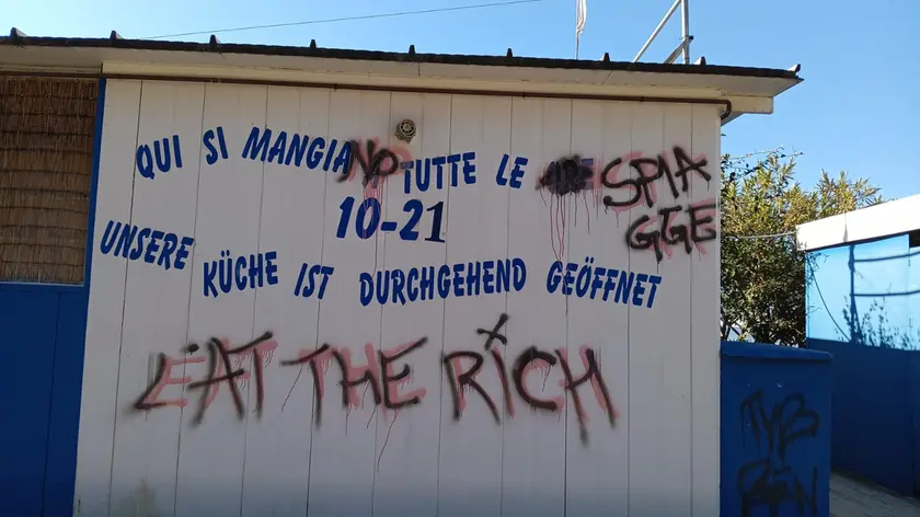 Alcune delle scritte lasciate di notte fra Pineta Beach e Costa del Sole