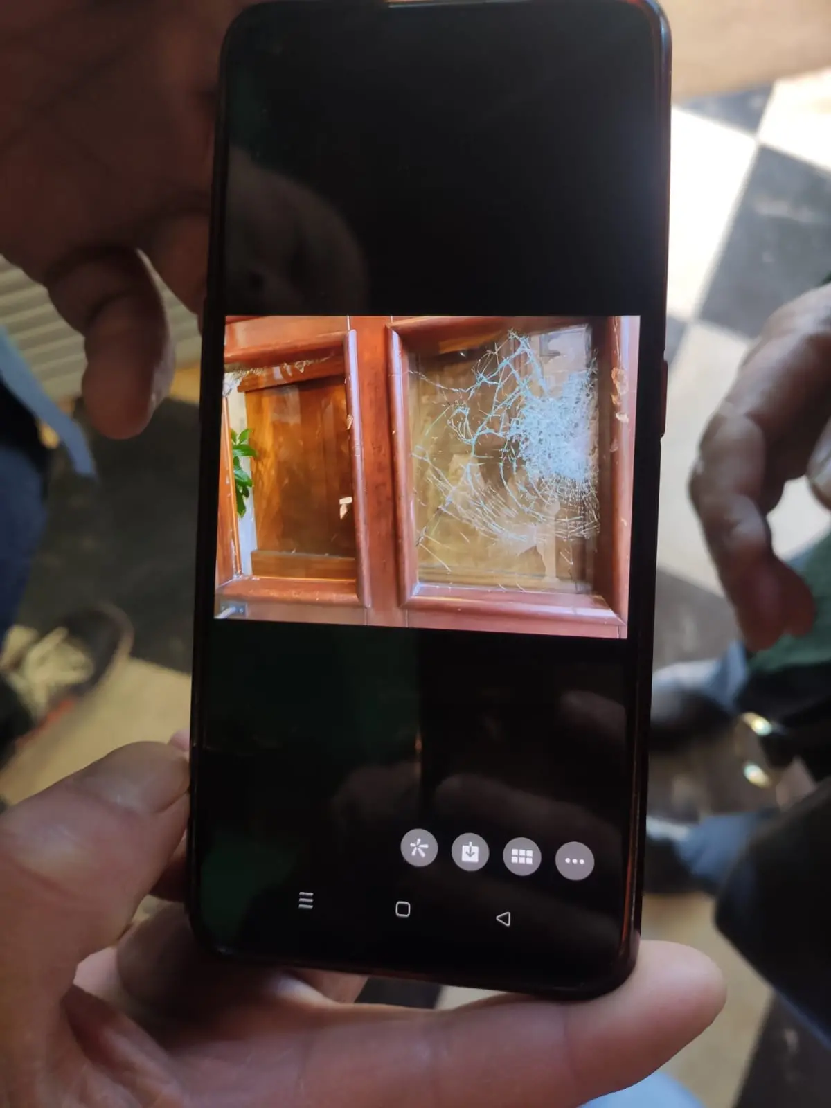 Il vetro della porta del James Joyce danneggiato in una foto dal cellulare