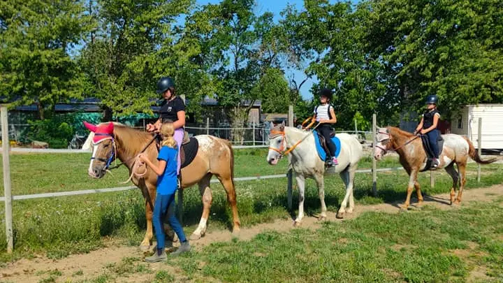 Bambini a cavallo al centro Criniere al vento (Bonaventura)