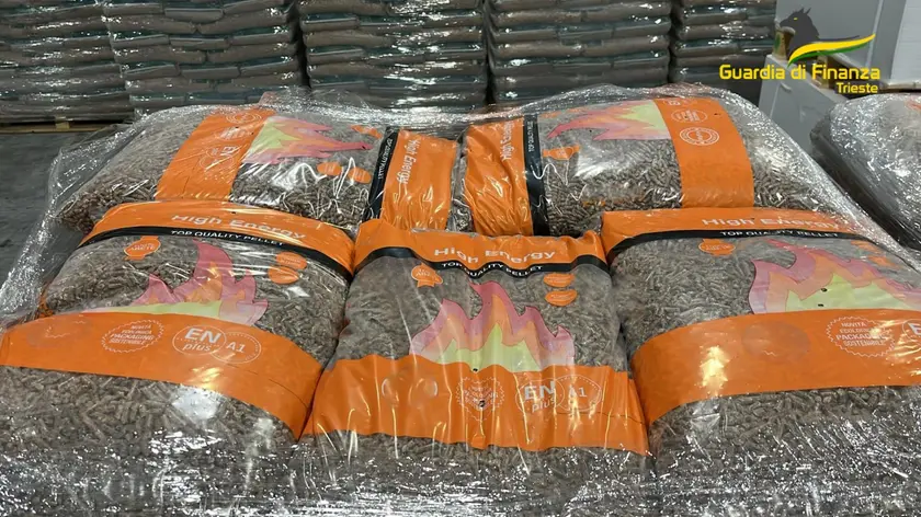 Alcuni dei sacchi di pellet sequestrati