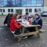 Studenti in pausa pranzo all’aperto (foto Bumbaca)