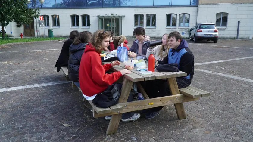 Studenti in pausa pranzo all’aperto (foto Bumbaca)