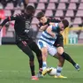 Correia e Tonetto vanno al contrasto durante la sfida con la Pro Patria (Foto Lasorte)