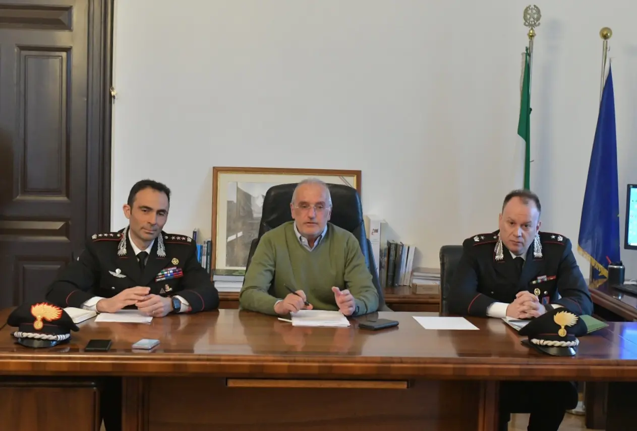 Il colonnello Gianluca Migliozzi, il procuratore Federico Frezza e il maggiore Fabio Gentilini durante la conferenza stampa. Foto Bruni