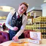 Il pasto sospeso: una barista che mostra i coupon dell’iniziativa. Foto Silvano
