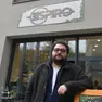 Luca Gratton, 32 anni, gestore del Nuovo Bar Ispiro davanti al locale in viale Sanzio Foto Francesco Bruni