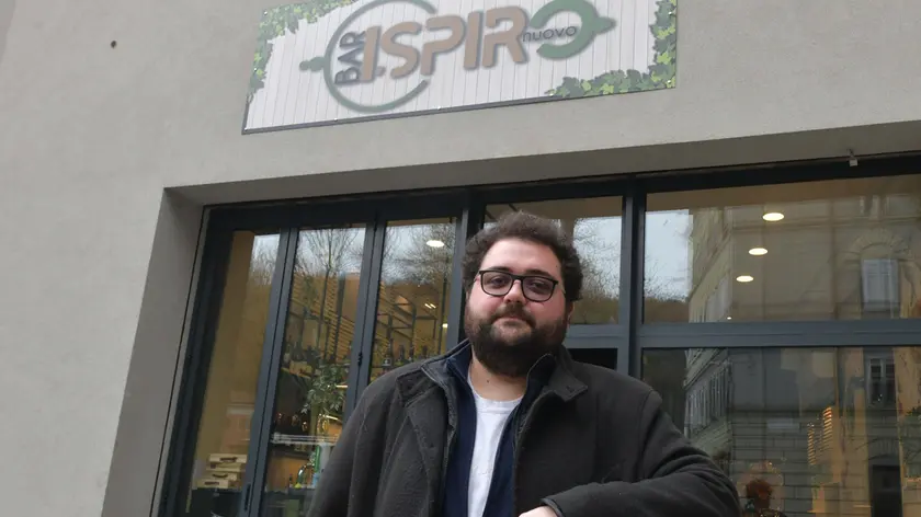 Luca Gratton, 32 anni, gestore del Nuovo Bar Ispiro davanti al locale in viale Sanzio Foto Francesco Bruni