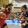 Denzel Valentine lavora in palleggio, contrastato da Daniel Hackett (Foto Bruni)