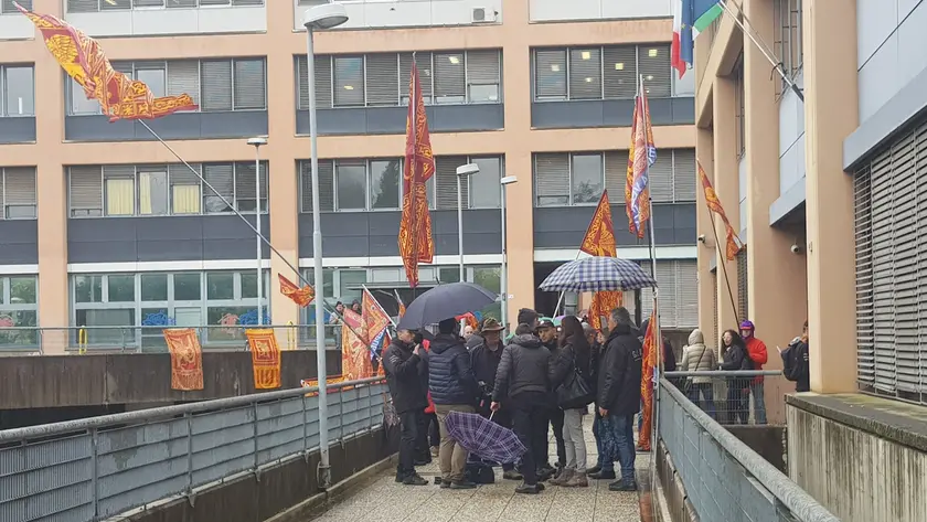 La protesta di membri del Comitato di liberazione Veneto davanti all'Agenzia delle entrate di Pordenone