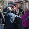 Un pompiere dialoga con il proprietario e i vicini di casa (Lasorte)