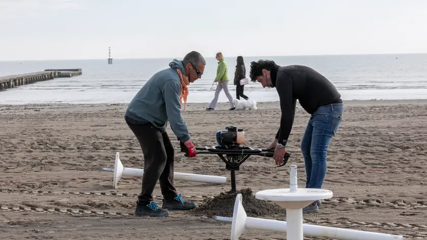Lavori in corso sul tratto della spiaggia principale in vista del via alla stagione foto Bonaventura