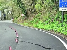 La fessura nella strada di Prebenico che porta a San Servolo