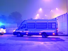 Un mezzo della Polizia pronto a intervenire durante una rivolta al Cpr