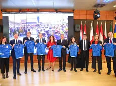 La presentazione delle casacche dei partecipanti