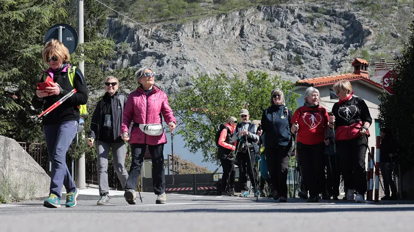 Il Gruppo Nordic Walking Duino, I Sentieri del Cuore, durante un’escursione a Bagnoli della Rosandra foto Lasorte