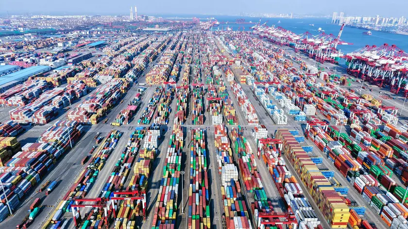 Container in un porto: dal 2 aprile sono entrati in vigore i dazi stabiliti dall’amministrazione Trump
