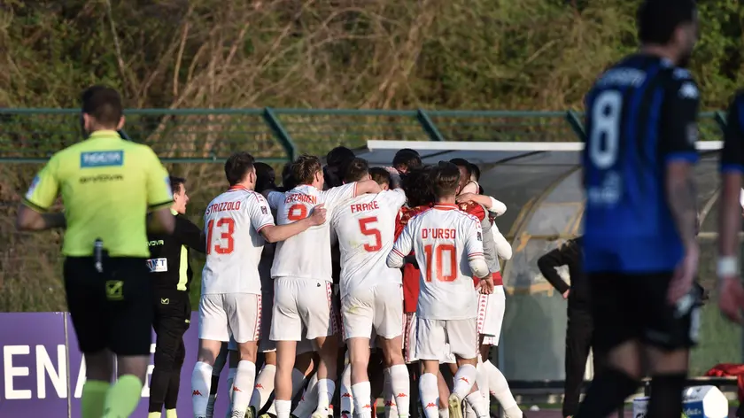 I festeggiamenti dei giocatori della Triestina dopo il gol partita di Ionita (Foto Mariani/Lasorte)