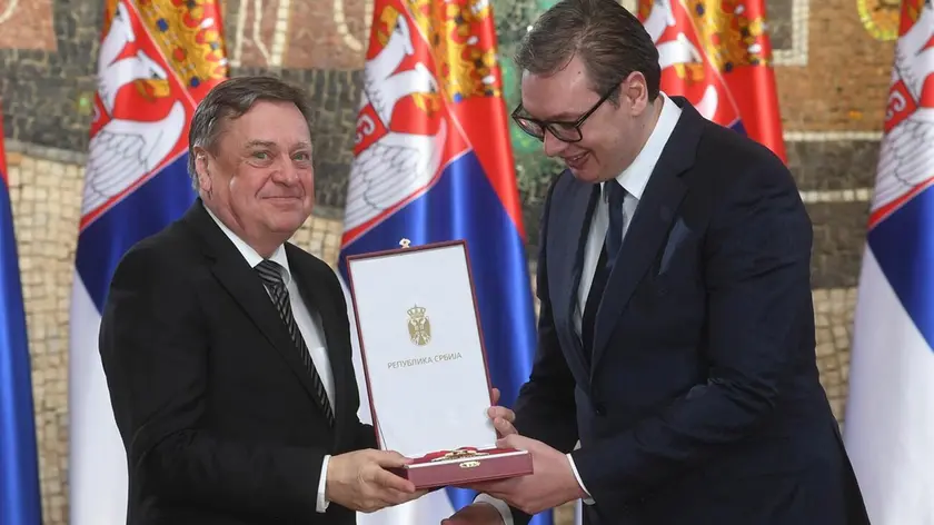 Il sindaco di Lubiana Janković ritira una decorazione in Serbia dalle mani del presidente Vučić