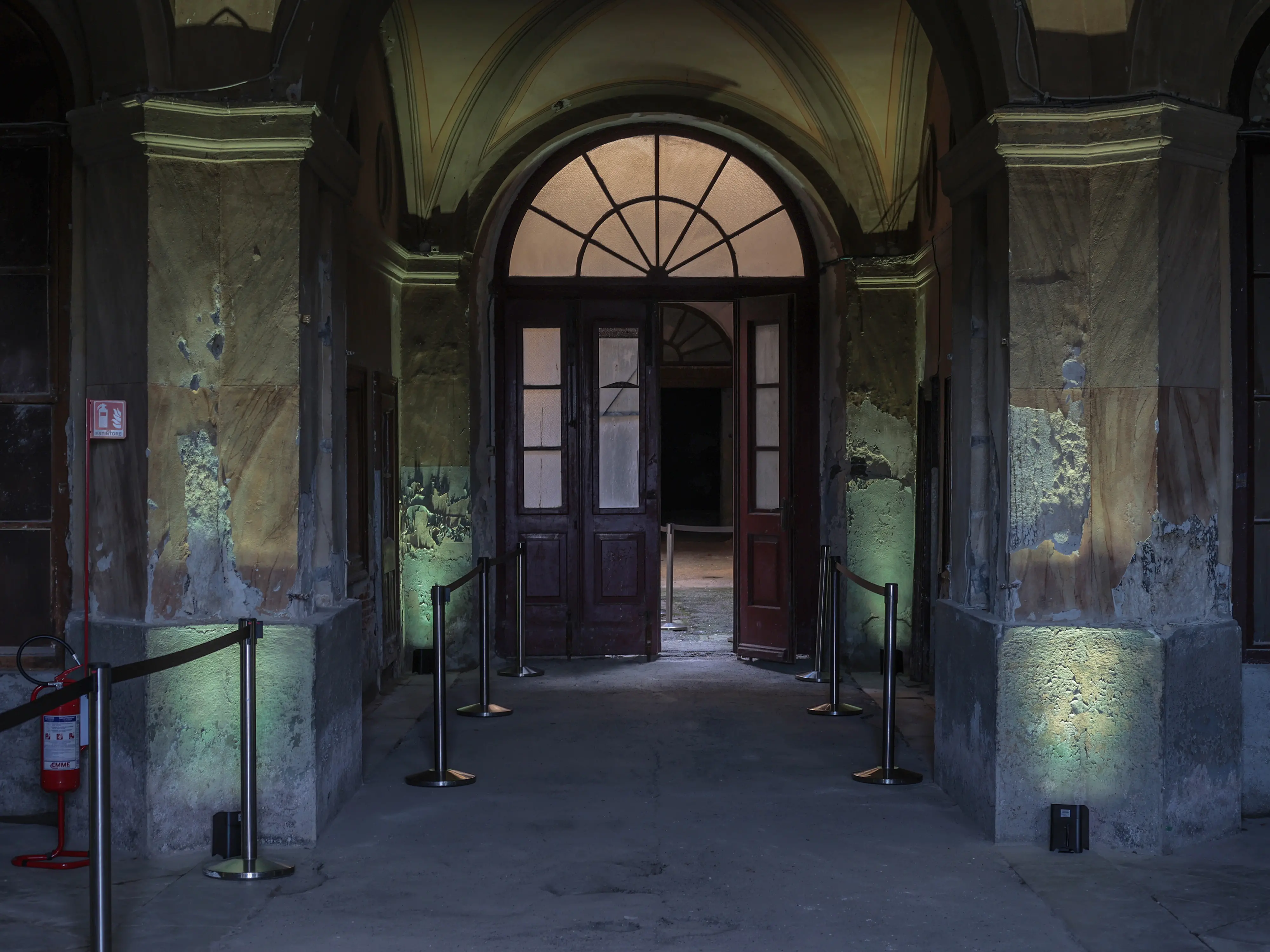 Dalle sculture del Bosa agli affreschi coperti di vernice: gli interni di Palazzo Carciotti, al centro del progetto di Generali sulle Rive di Trieste, svelano un mix di arte e trascuratezza. Con le foto di Andrea Lasorte siamo andati a curiosare negli spazi che ospiteranno il nuovo polo di ricerca di Generali per lo sviluppo dell’intelligenza artificiale, che si chiamerà Agorai Innovation Hub