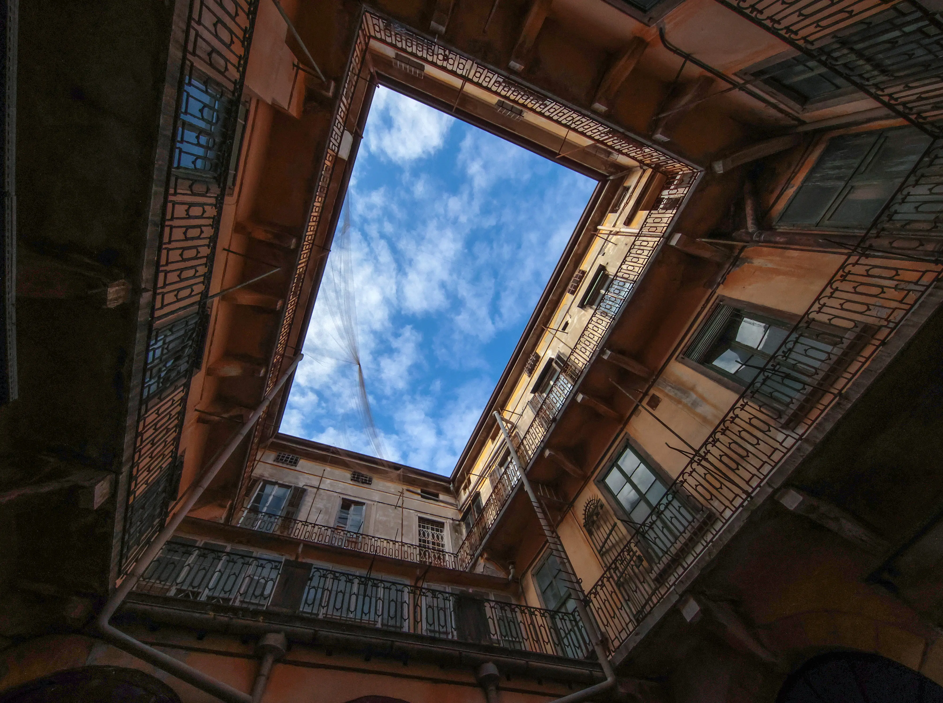Dalle sculture del Bosa agli affreschi coperti di vernice: gli interni di Palazzo Carciotti, al centro del progetto di Generali sulle Rive di Trieste, svelano un mix di arte e trascuratezza. Con le foto di Andrea Lasorte siamo andati a curiosare negli spazi che ospiteranno il nuovo polo di ricerca di Generali per lo sviluppo dell’intelligenza artificiale, che si chiamerà Agorai Innovation Hub