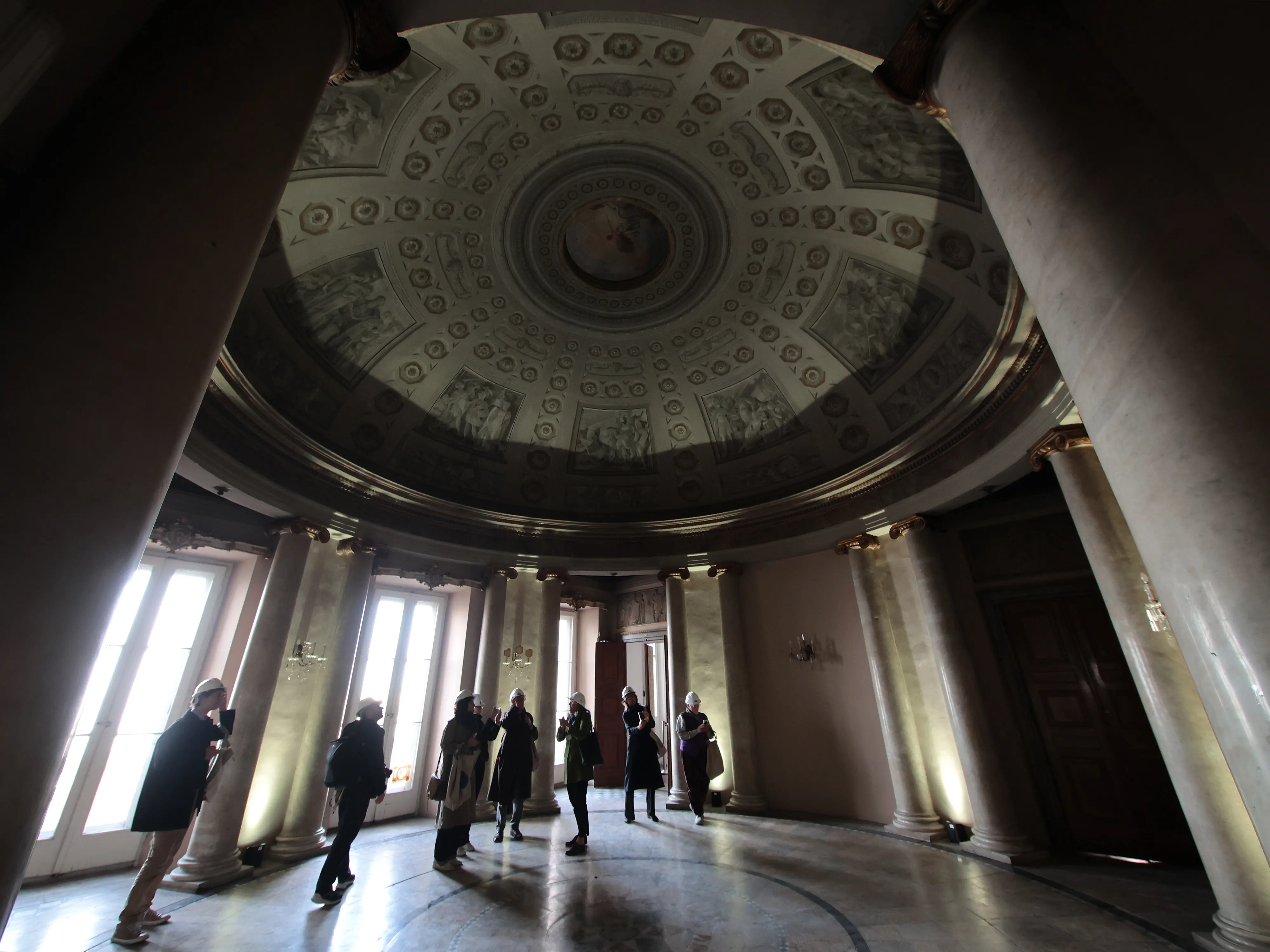 Dalle sculture del Bosa agli affreschi coperti di vernice: gli interni di Palazzo Carciotti, al centro del progetto di Generali sulle Rive di Trieste, svelano un mix di arte e trascuratezza. Con le foto di Andrea Lasorte siamo andati a curiosare negli spazi che ospiteranno il nuovo polo di ricerca di Generali per lo sviluppo dell’intelligenza artificiale, che si chiamerà Agorai Innovation Hub