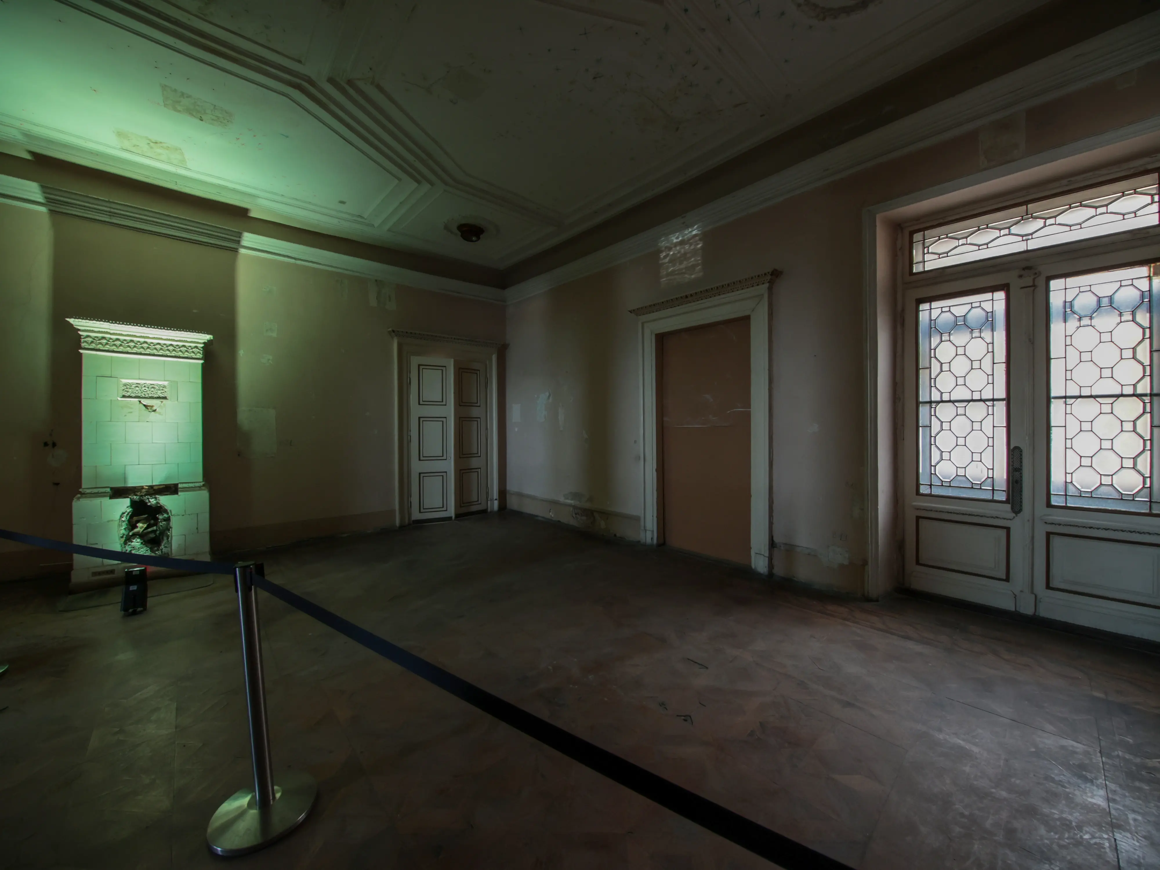 Dalle sculture del Bosa agli affreschi coperti di vernice: gli interni di Palazzo Carciotti, al centro del progetto di Generali sulle Rive di Trieste, svelano un mix di arte e trascuratezza. Con le foto di Andrea Lasorte siamo andati a curiosare negli spazi che ospiteranno il nuovo polo di ricerca di Generali per lo sviluppo dell’intelligenza artificiale, che si chiamerà Agorai Innovation Hub