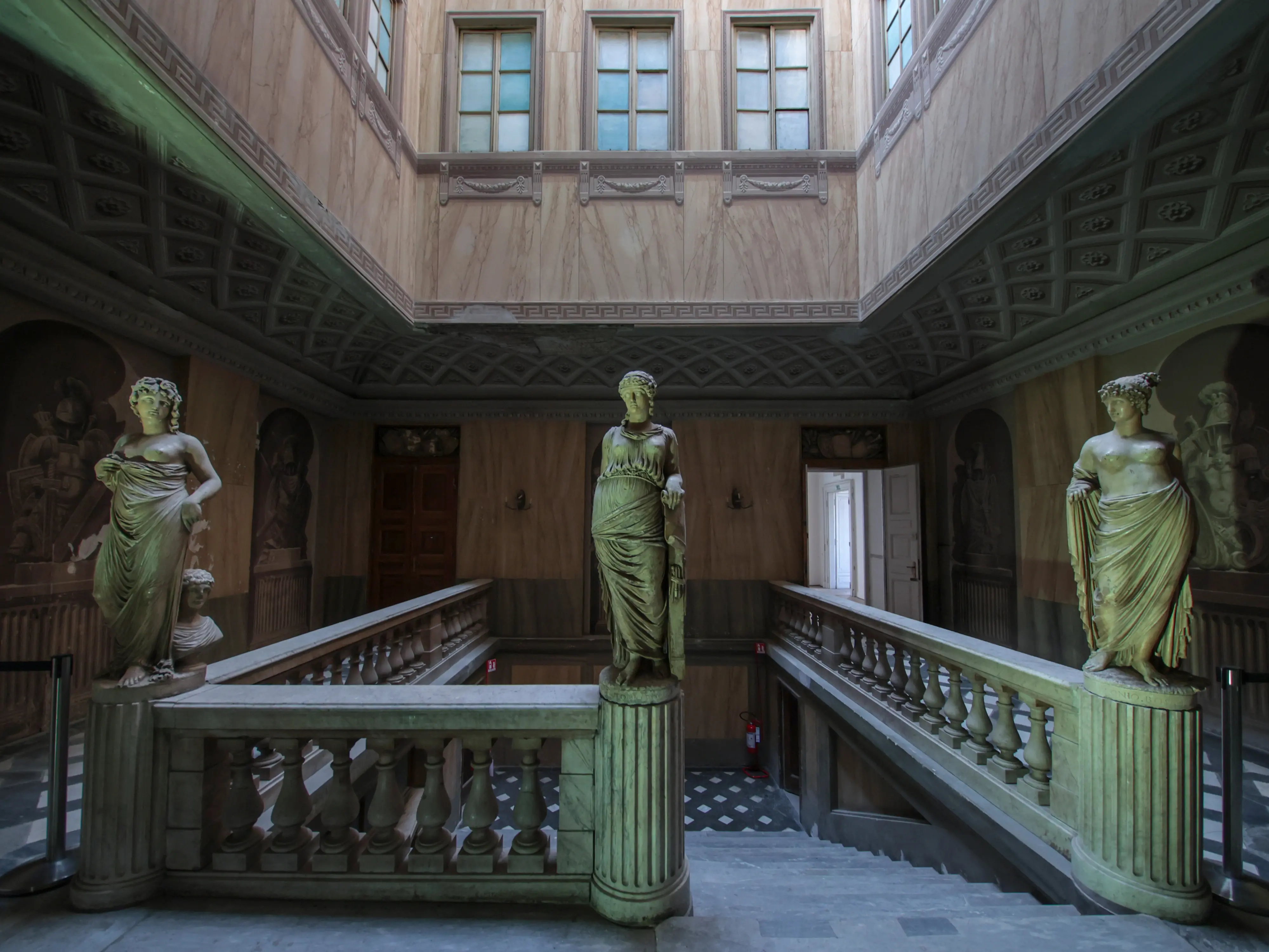 Dalle sculture del Bosa agli affreschi coperti di vernice: gli interni di Palazzo Carciotti, al centro del progetto di Generali sulle Rive di Trieste, svelano un mix di arte e trascuratezza. Con le foto di Andrea Lasorte siamo andati a curiosare negli spazi che ospiteranno il nuovo polo di ricerca di Generali per lo sviluppo dell’intelligenza artificiale, che si chiamerà Agorai Innovation Hub
