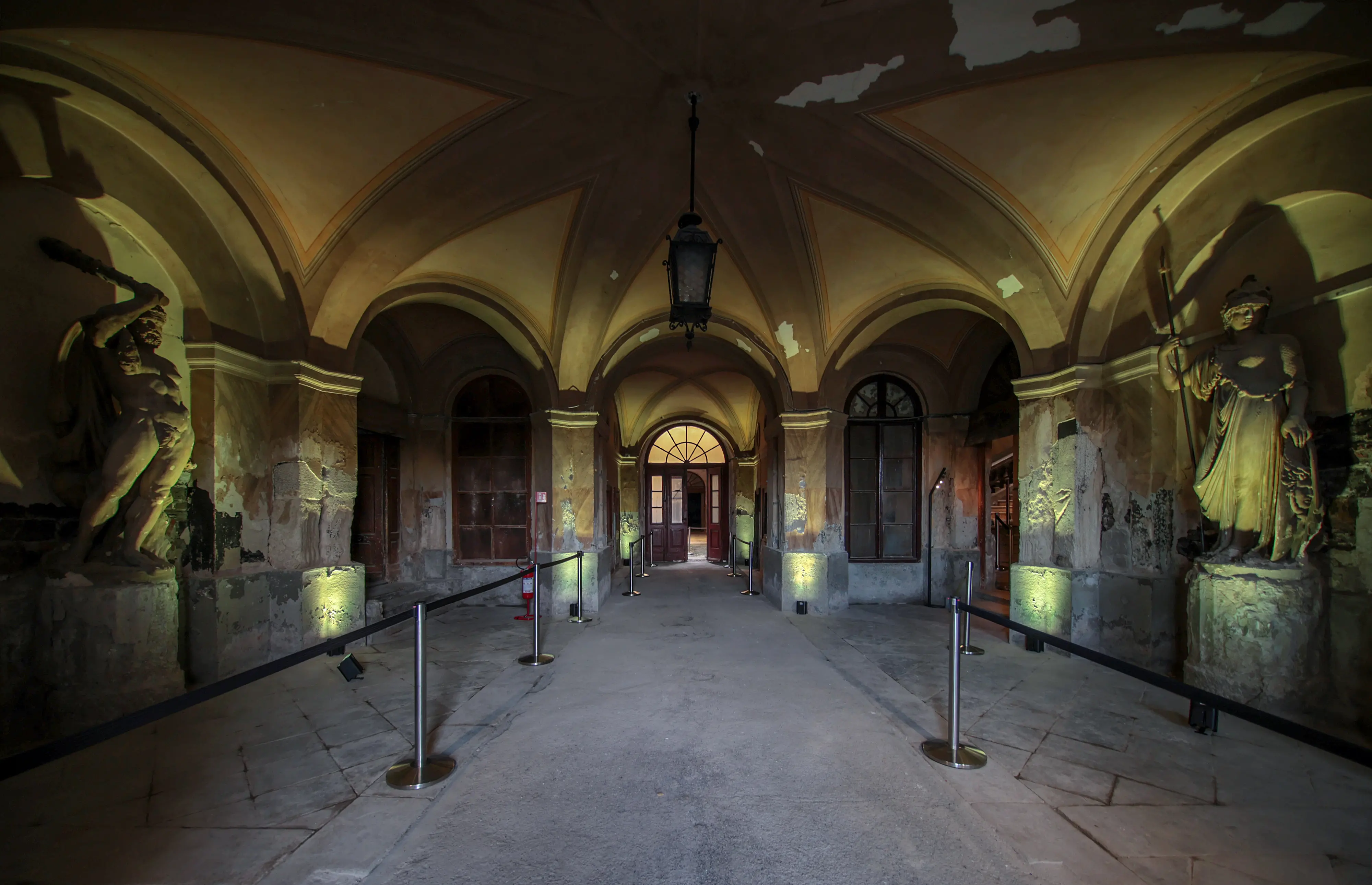 Dalle sculture del Bosa agli affreschi coperti di vernice: gli interni di Palazzo Carciotti, al centro del progetto di Generali sulle Rive di Trieste, svelano un mix di arte e trascuratezza. Con le foto di Andrea Lasorte siamo andati a curiosare negli spazi che ospiteranno il nuovo polo di ricerca di Generali per lo sviluppo dell’intelligenza artificiale, che si chiamerà Agorai Innovation Hub
