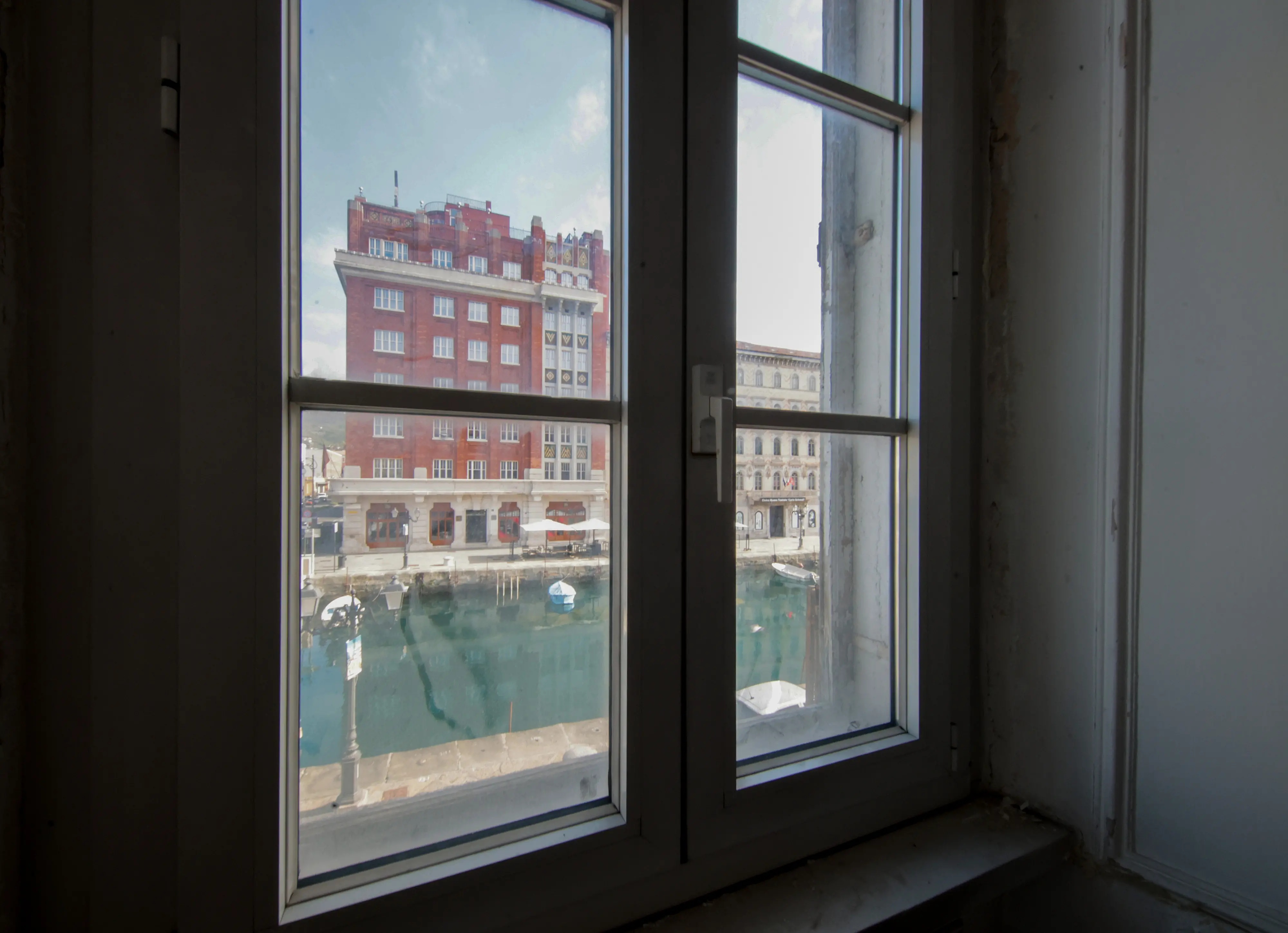 Dalle sculture del Bosa agli affreschi coperti di vernice: gli interni di Palazzo Carciotti, al centro del progetto di Generali sulle Rive di Trieste, svelano un mix di arte e trascuratezza. Con le foto di Andrea Lasorte siamo andati a curiosare negli spazi che ospiteranno il nuovo polo di ricerca di Generali per lo sviluppo dell’intelligenza artificiale, che si chiamerà Agorai Innovation Hub