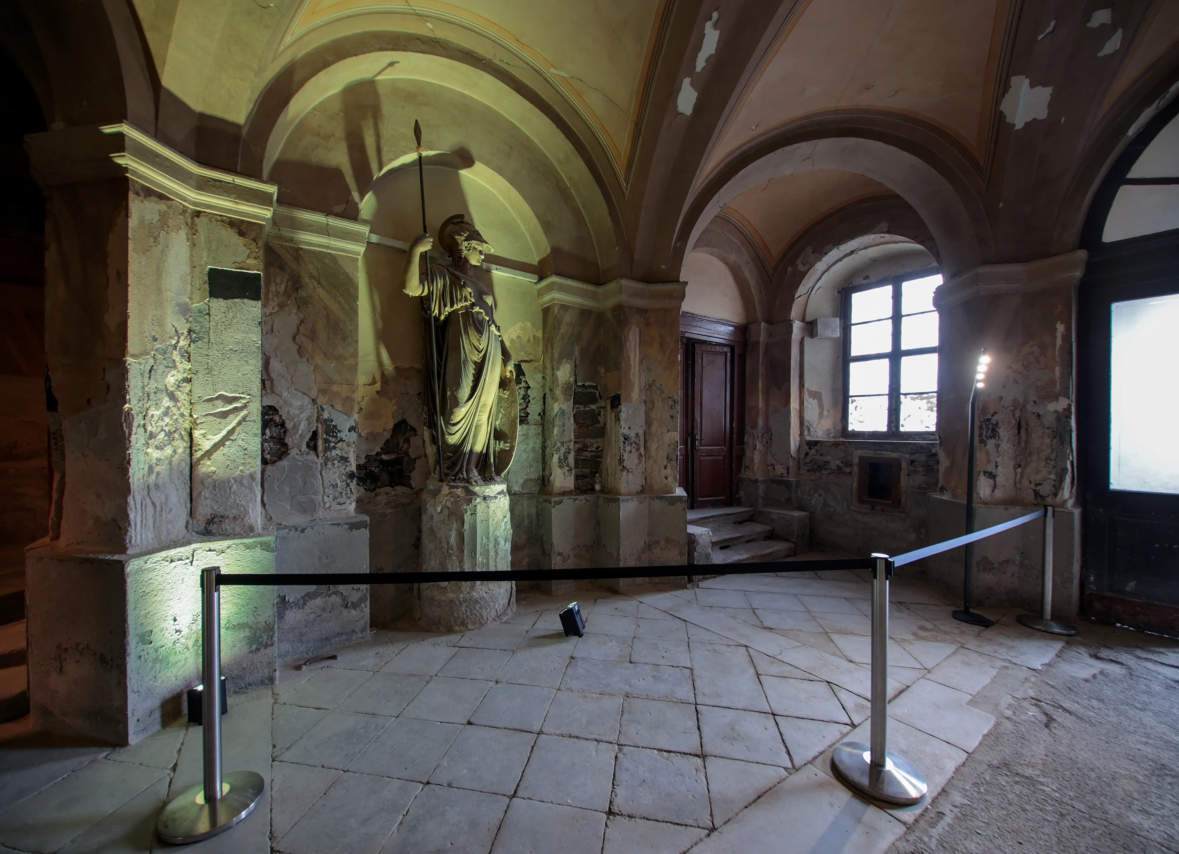 Dalle sculture del Bosa agli affreschi coperti di vernice: gli interni di Palazzo Carciotti, al centro del progetto di Generali sulle Rive di Trieste, svelano un mix di arte e trascuratezza. Con le foto di Andrea Lasorte siamo andati a curiosare negli spazi che ospiteranno il nuovo polo di ricerca di Generali per lo sviluppo dell’intelligenza artificiale, che si chiamerà Agorai Innovation Hub