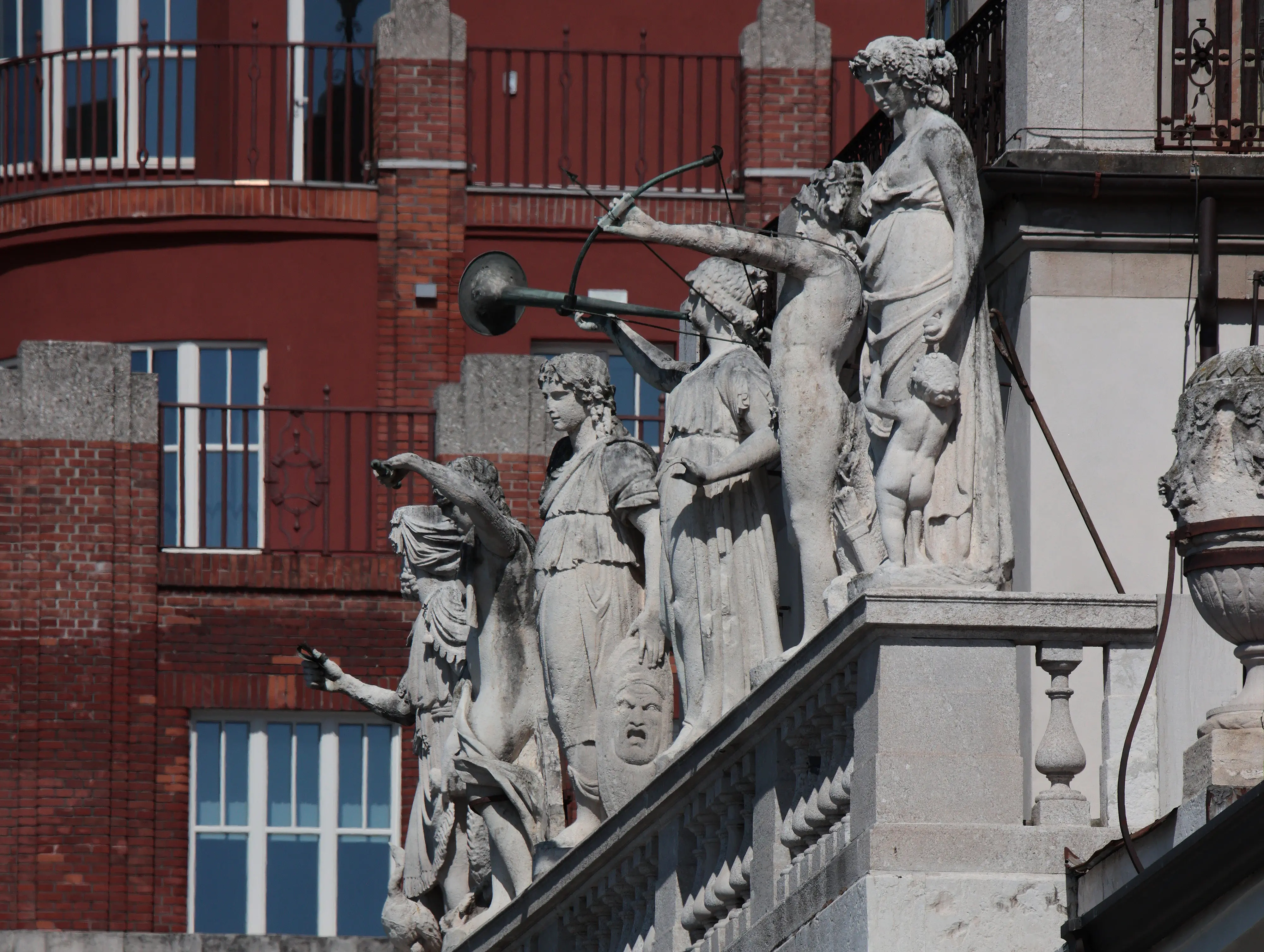 Dalle sculture del Bosa agli affreschi coperti di vernice: gli interni di Palazzo Carciotti, al centro del progetto di Generali sulle Rive di Trieste, svelano un mix di arte e trascuratezza. Con le foto di Andrea Lasorte siamo andati a curiosare negli spazi che ospiteranno il nuovo polo di ricerca di Generali per lo sviluppo dell’intelligenza artificiale, che si chiamerà Agorai Innovation Hub