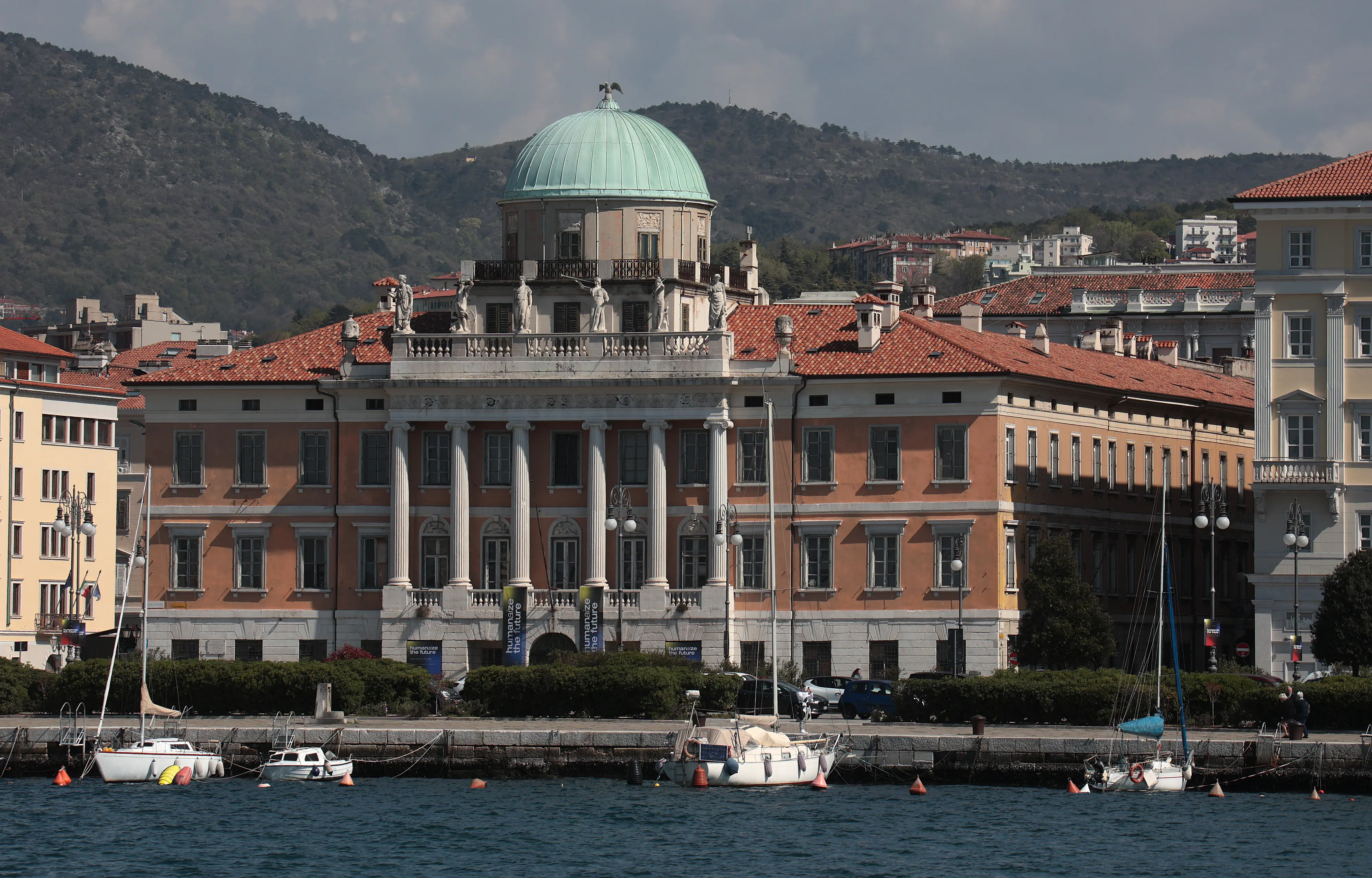 Dalle sculture del Bosa agli affreschi coperti di vernice: gli interni di Palazzo Carciotti, al centro del progetto di Generali sulle Rive di Trieste, svelano un mix di arte e trascuratezza. Con le foto di Andrea Lasorte siamo andati a curiosare negli spazi che ospiteranno il nuovo polo di ricerca di Generali per lo sviluppo dell’intelligenza artificiale, che si chiamerà Agorai Innovation Hub