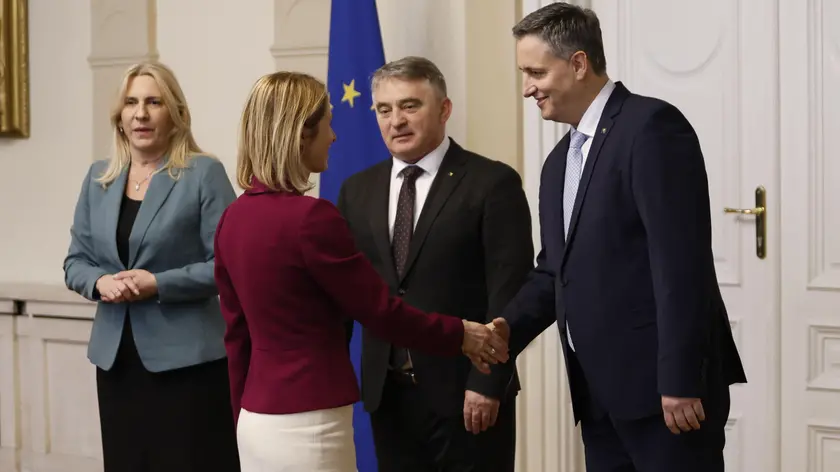 L’Alto rappresentante Ue agli Esteri Kallas con i componenti della presidenza tripartita della Bosnia (Epa)