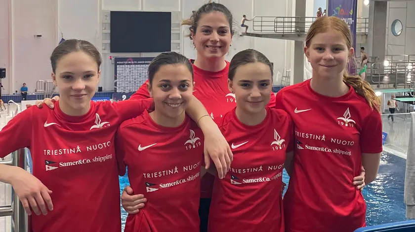 Il quartetto delle tuffatrici dell'USTN, formato da Beatrice Calvani, Melissa Dalberto, Alice Donadona e Aurora Mahnic, insieme all'allenatrice Tunde Mosena
