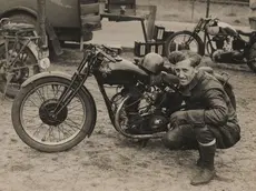 Nelle immagini dell’Archivio storico del Moto Club Trieste Roberto Ivanicich, alias Adolfo Marama Toyo vicino alla sua moto