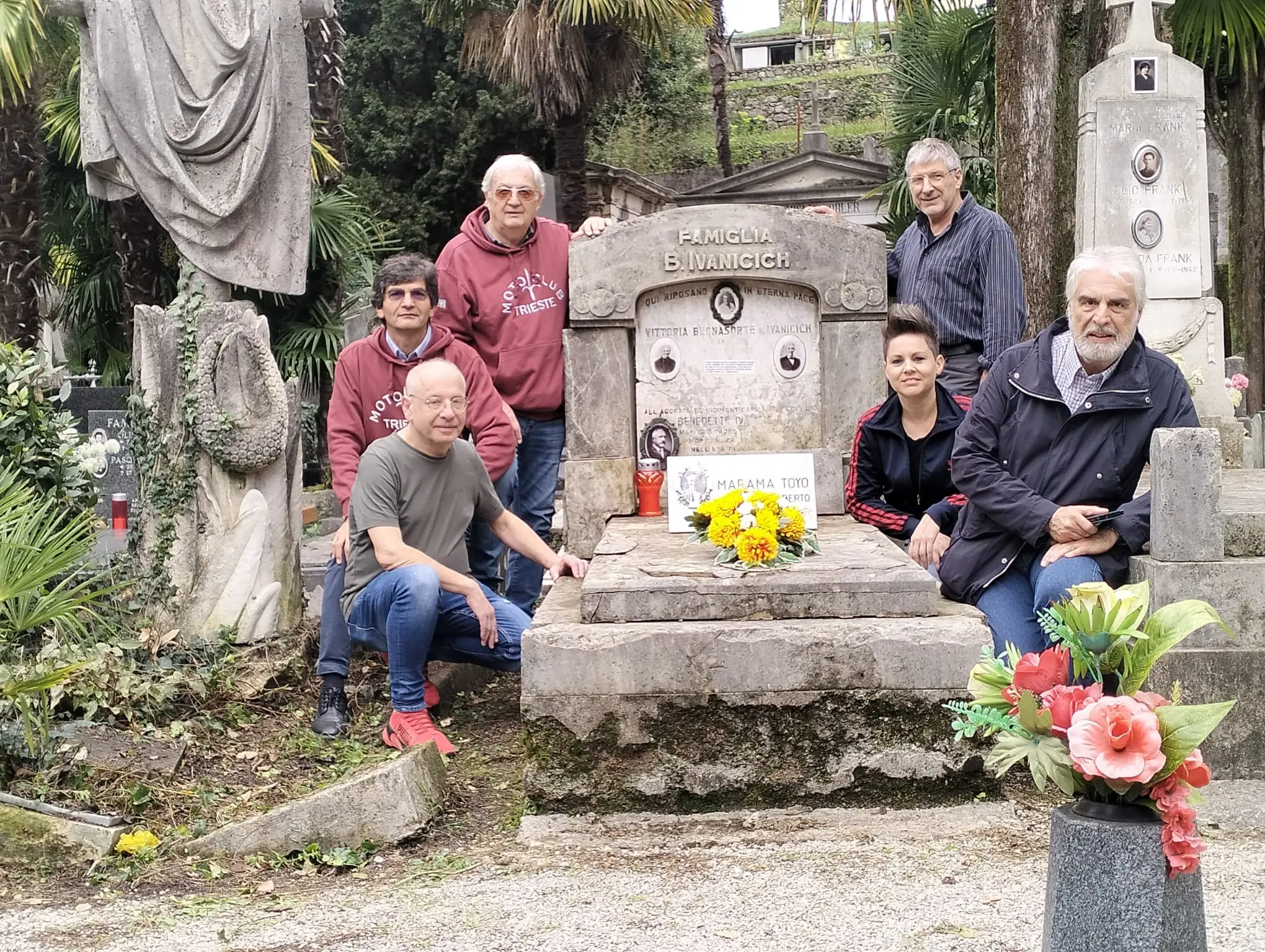 Nelle immagini dell’Archivio storico del Moto Club Trieste la sistemazione della tomba di Roberto Ivanicich, alias Adolfo Marama Toyo a Fiume