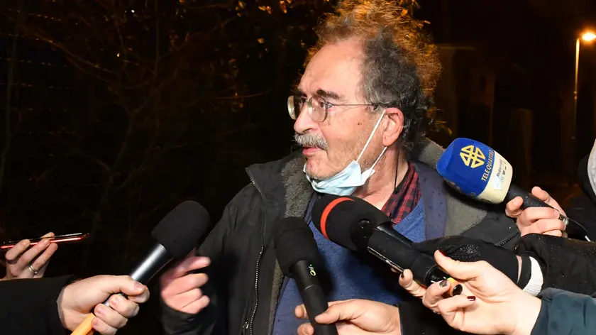 Il medico legale Fulvio Costantinides il giorno del ritrovamento del corpo all’ex Opp Foto Francesco Bruni