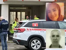 Forze dell'ordine e soccorritori nel condominio dove è avvenuto l'omicidio, nei riquadri Samia Bent Rejab Kedim e Mohamed Naceur Saadi