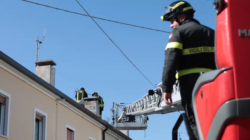 L’intervento dei vigili del fuoco sul tetto crollato il 24 marzo